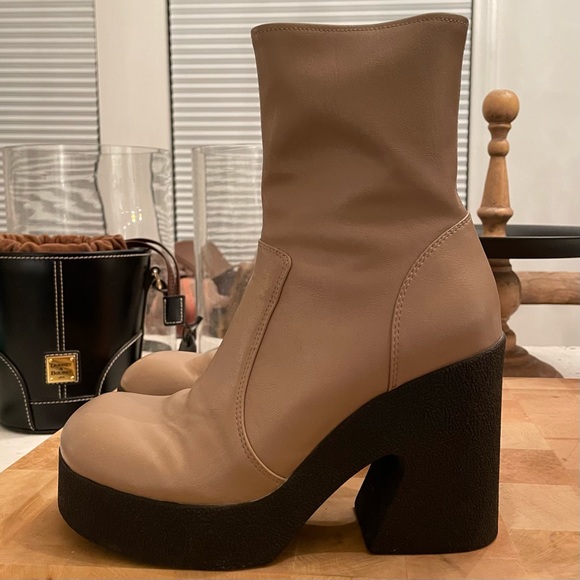 🌼 JEFFREY CAMPBELL BEIGE KARTINI PLATFORM BOOTS // SOLD OUT ✨ - Picture 2 of 8